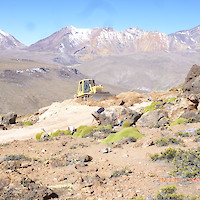 Para las actividades de remoción y acopio de material se utilizó un tractor de oruga D-7.